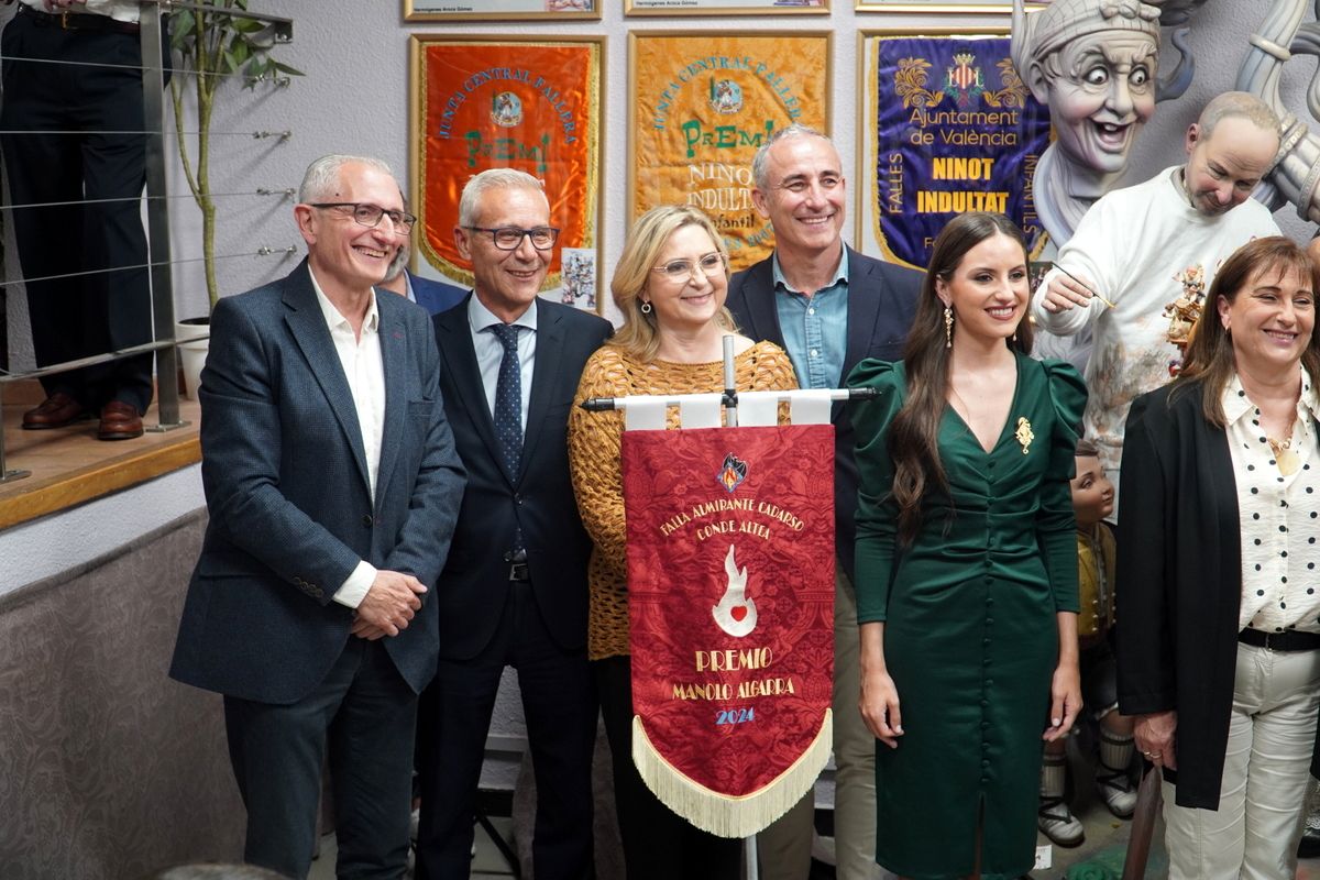 L'Antiga recibe el premio Manolo Algarra al mejor ninot de las Fallas 2024