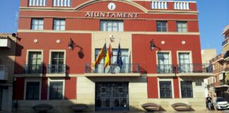 Fachada del Ayuntamiento de Rafelbunyol con banderas
