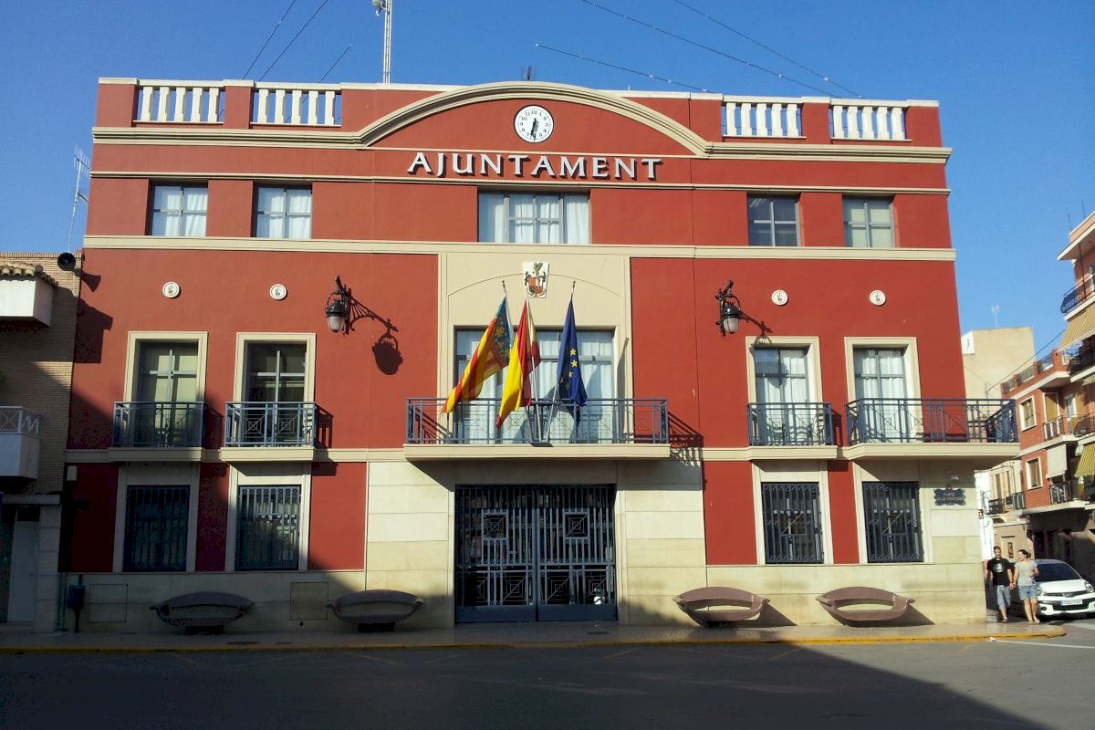 Fachada del Ayuntamiento de Rafelbunyol con banderas