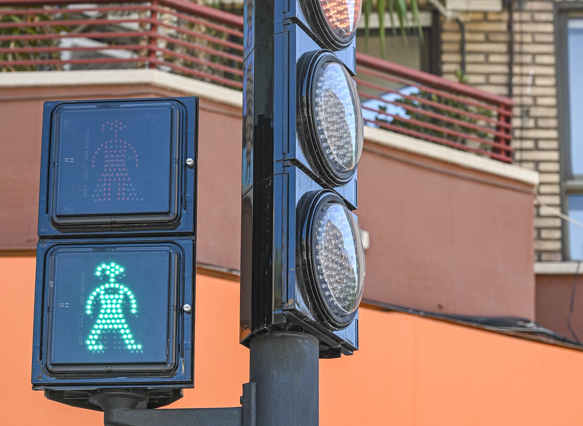 Valencia cambia el diseño de los semáforos peatonales
