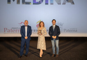 Sagredo y José Manuel Mora entregando el Premio Especial a la deportista Piedra Escrita en la XV Gala del Deporte de Paterna