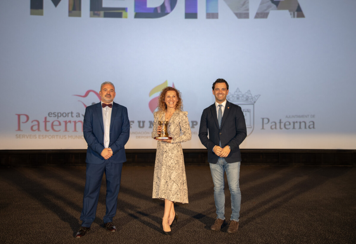 Sagredo y José Manuel Mora entregando el Premio Especial a la deportista Piedra Escrita en la XV Gala del Deporte de Paterna