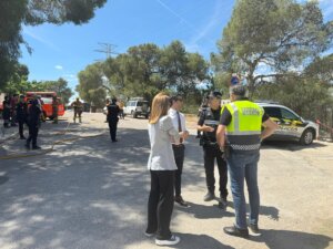 Sagredo y la Teniente Alcalde junto a efectivos y responsables en el simulacro de incendio en La Vallesa