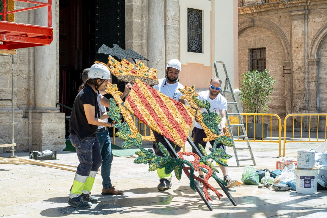 Últimos retoques al tapiz de la Virgen de los Desamparados