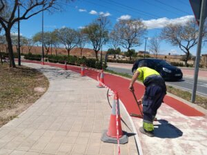 Trabajos de acondicionamiento y repintado del carril bici de Santa Rita en Paterna