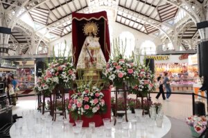 Homenaje a la Virgen de los Desamparados en el Mercado Central