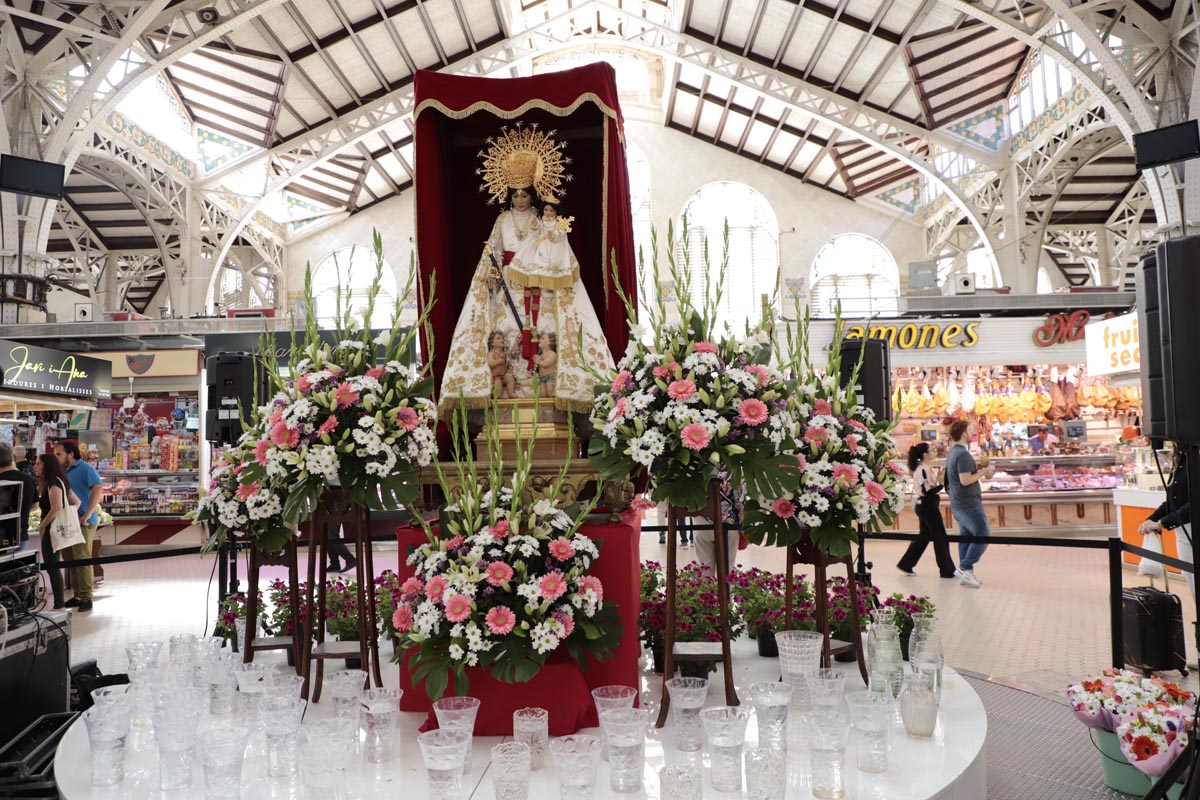Homenaje a la Virgen de los Desamparados en el Mercado Central