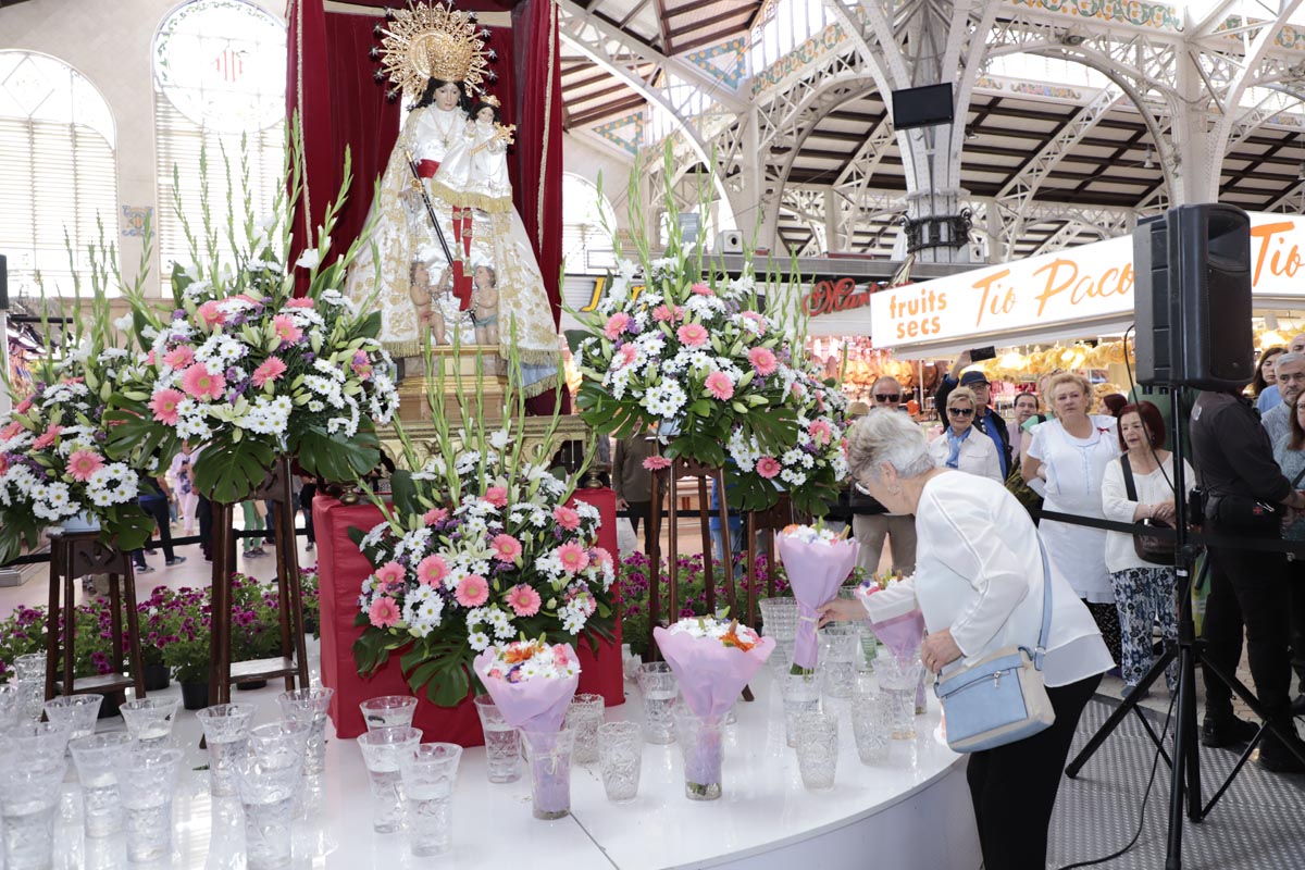 Homenaje a la Virgen de los Desamparados en el Mercado Central