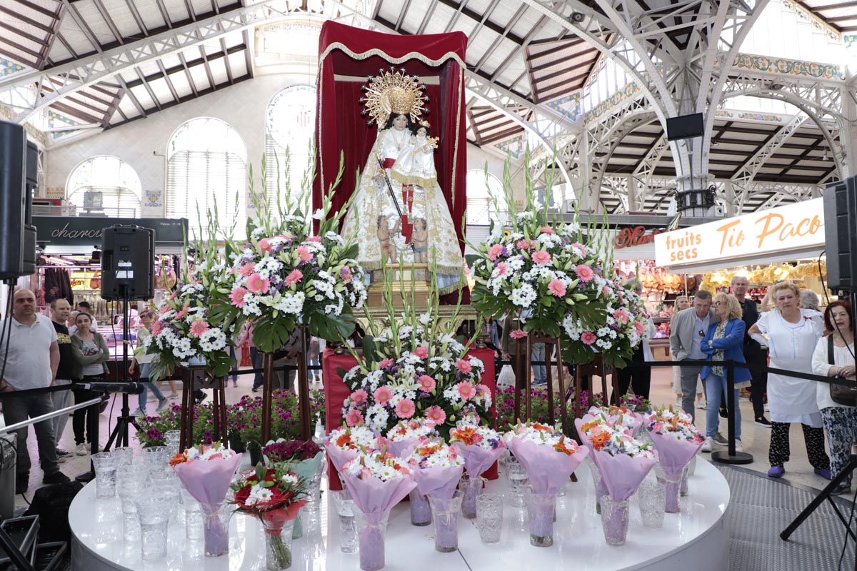 Homenaje a la Virgen de los Desamparados en el Mercado Central