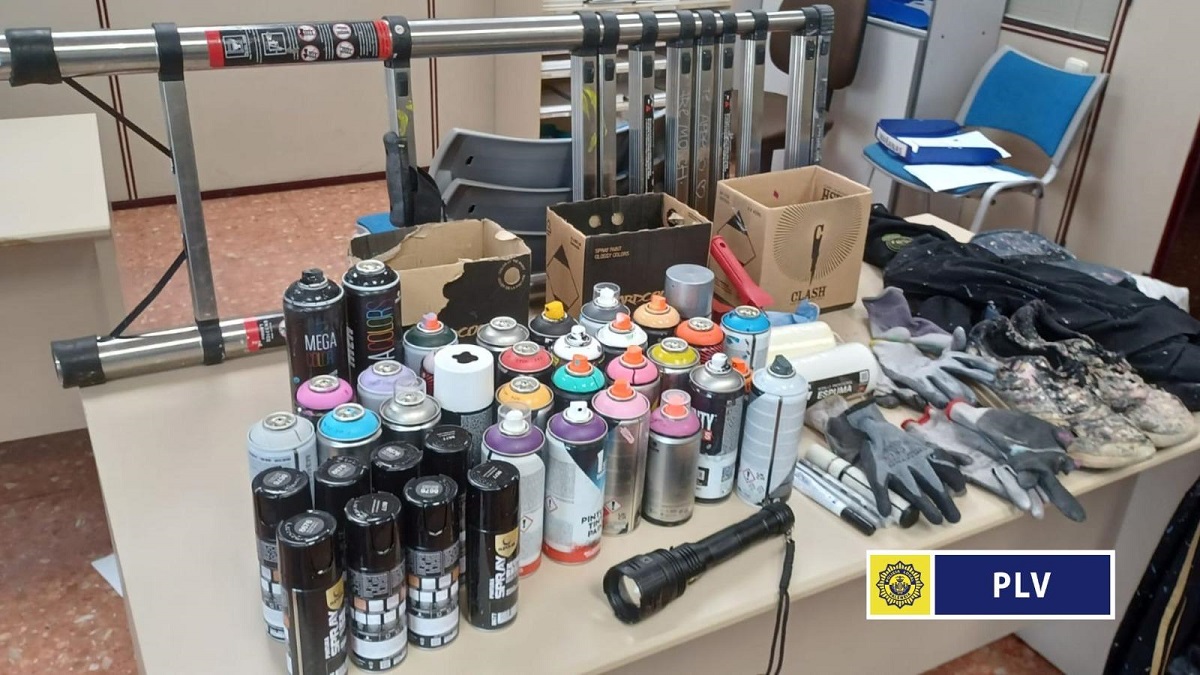 Material intervenido a los dos detenidos