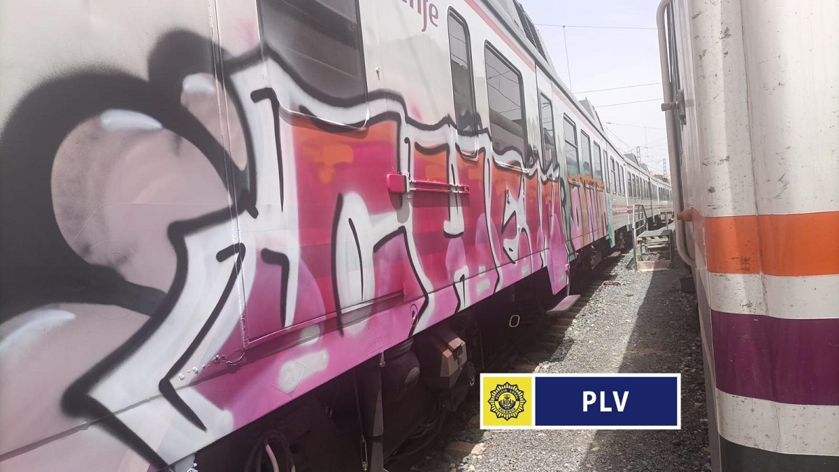 Vagones de tren de Renfe grafiteados por los dos detenidos