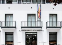 Fachada del Ajuntament d'Alaquàs con banderas ondeando.