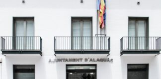 Fachada del Ajuntament d'Alaquàs con banderas ondeando.
