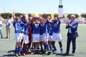 Alevín A del CDB Massanassa celebrando la victoria