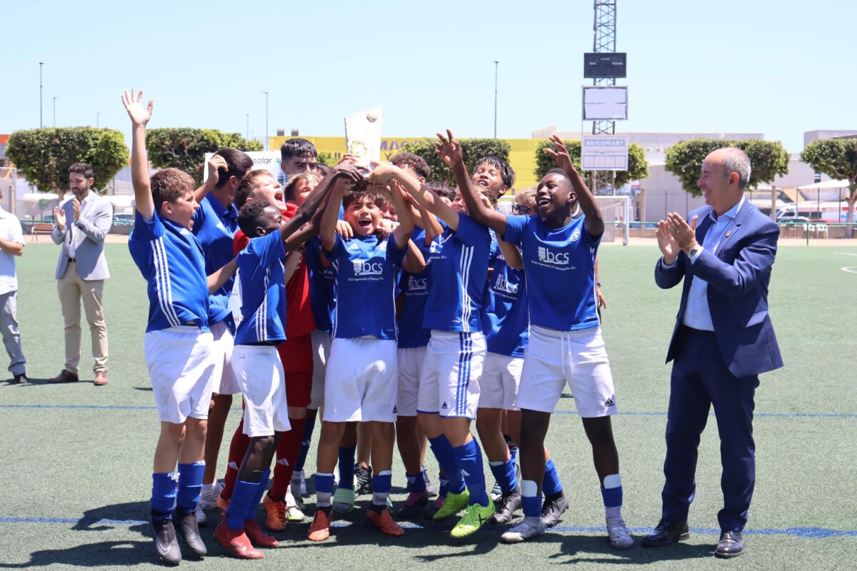 Alevín A del CDB Massanassa celebrando la victoria