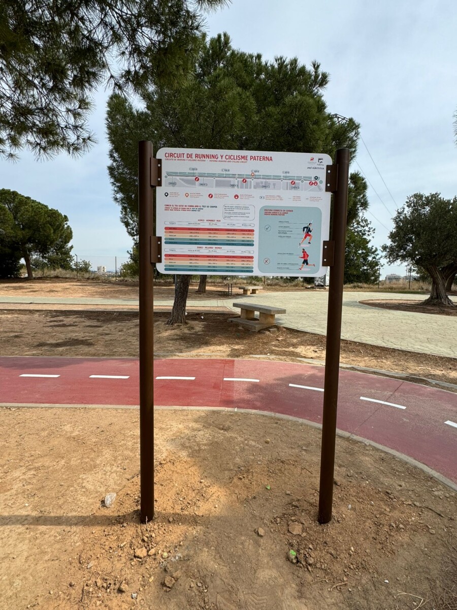 Cartel informativo instalado para el circuito de running y ciclismo en Paterna