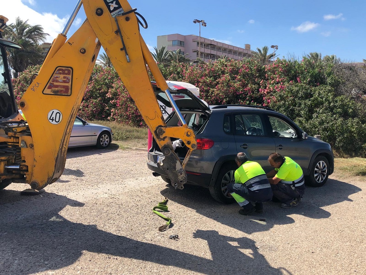Los agentes inmovilizan el vehículo, una vez extraído de la arena.