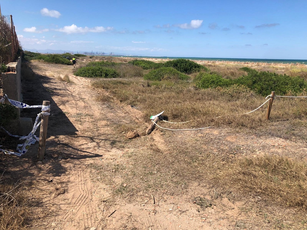 El vehículo traspasó la protección de la zona dunar protegida