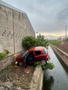 Vehículo colgando acequia Valencia