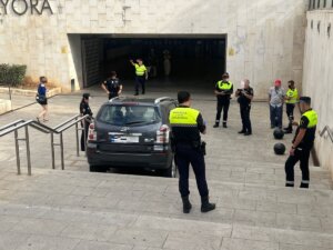 Coche atrapado estación metro Ayora