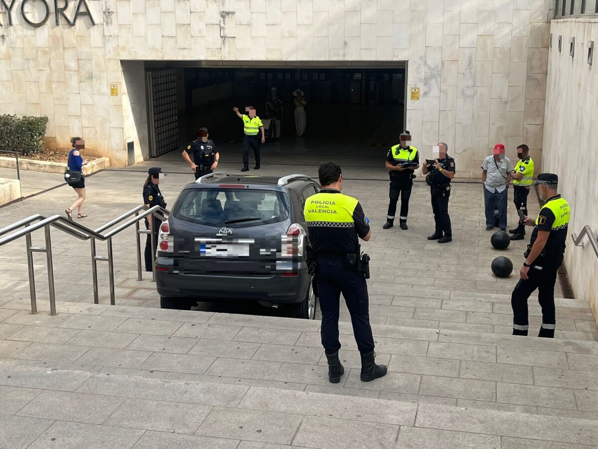 Coche atrapado estación metro Ayora