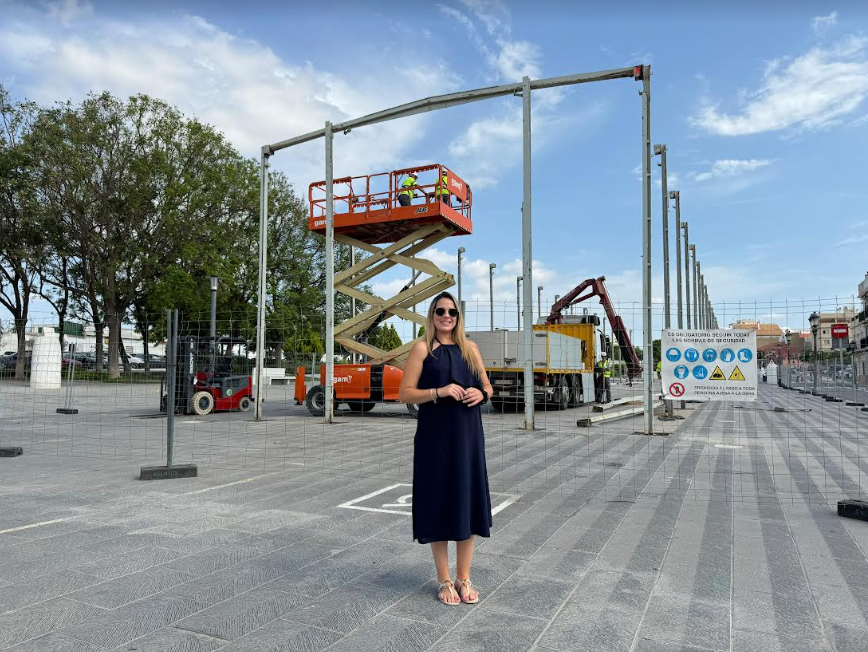 La concejala del Fuego, Andrea López en el montaje del cohetódromo de Paterna