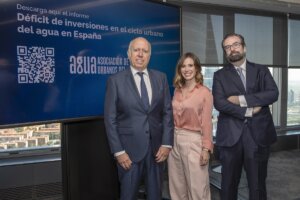 Hilario Albarracín, presidente de AGUA, Victoria Arnau, periodista y presentadora de Antena3 Noticias y Santiago Otero, socio de estrategia de PwC