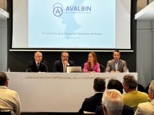 Joaquín Iniesta ( presidente de ALEBIN), Juan Espinosa (presidente de AVALBIN), Inmaculada Domínguez ( Directora General de Tributos y Juego) y David González ( presidente de GREBIN)