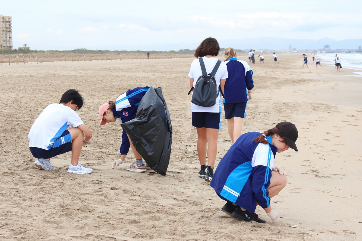 Recogida de basuras en la playa El Saler