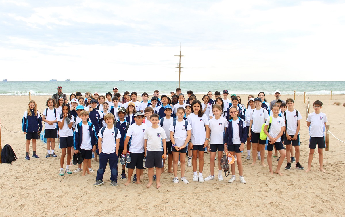 Actividad de recogida de basuras en la playa El saler