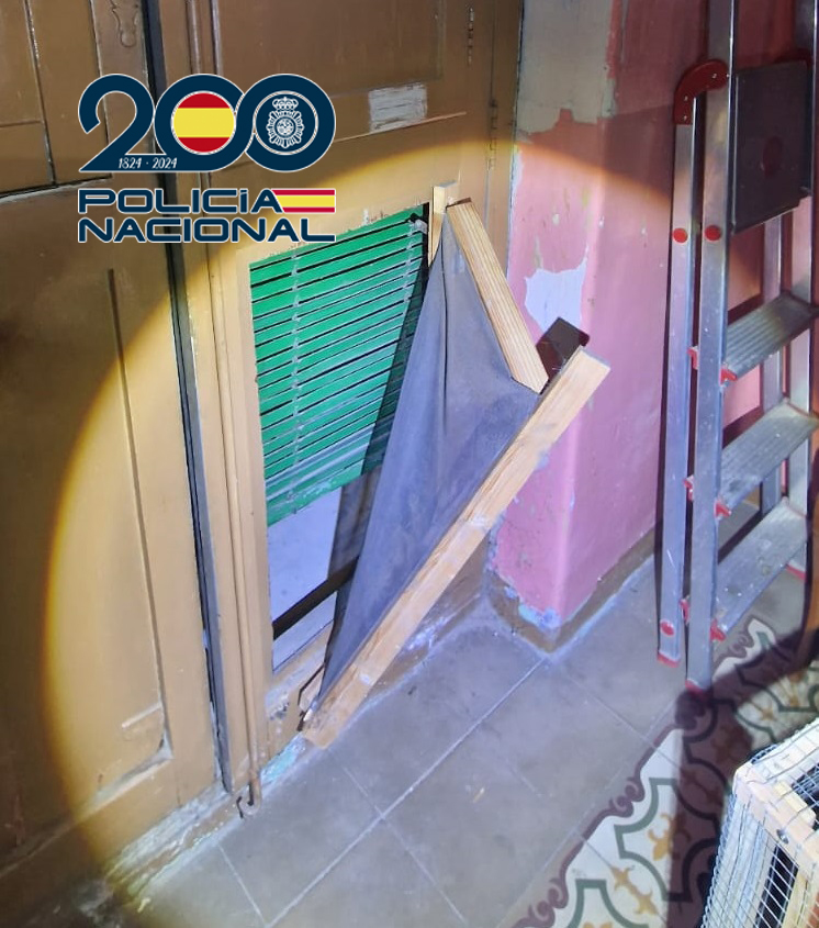 Ventana forzada por los sospechosos para robar en una vivienda de Russafa