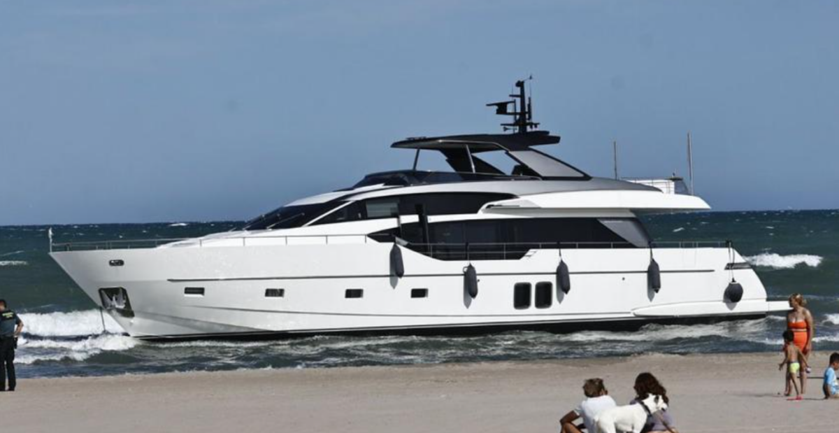 yate encallado playa Pinedo