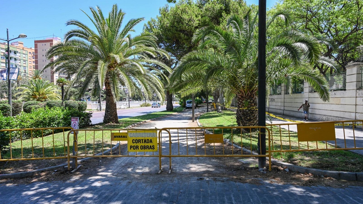 Obras en la avenida del Cid del carril bici Valencia-Xirivella
