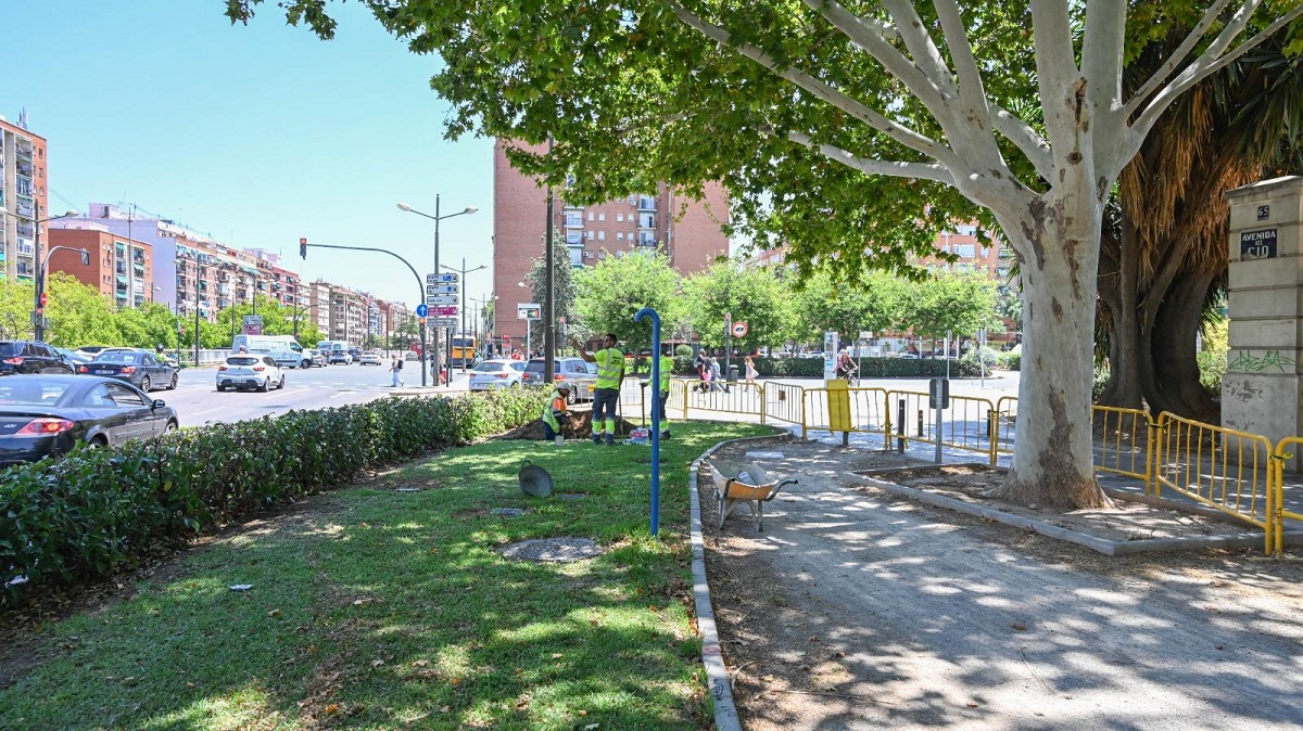 Obras en la avenida del Cid del carril bici Valencia-Xirivella