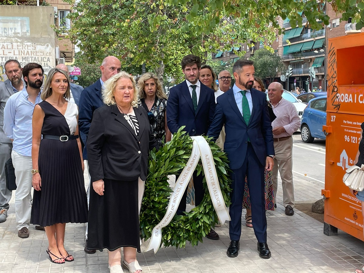 Concejales del Ayuntamiento de Valencia portan una corona floral en homenaje a Miguel Ángel Blanco