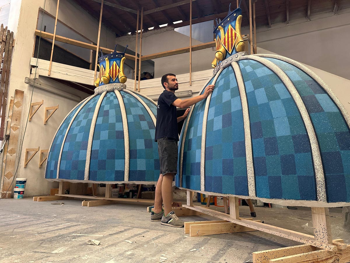 Piezas que evocan el Pabellón Municipal de 1926 para la tribuna de la Batalla de Flores