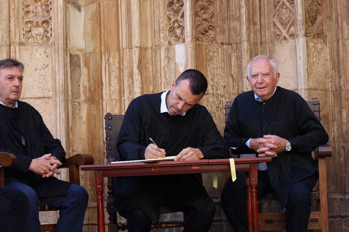 Vicent Mompó firma en el libro de honor del Tribunal de las Aguas