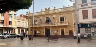 Vista del Ajuntament de Foios en la plaza del pueblo