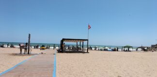 Playa de La Pobla de Farnals con bandera roja ondeando