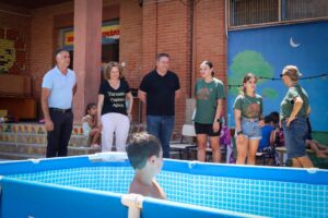 Monitores y niños en el Campus Social de Torrent durante actividades de verano