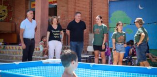 Monitores y niños en el Campus Social de Torrent durante actividades de verano