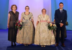Ana Barberà Palop y Alicia Moreno Jiménez en el acto de elección como Falleres Majors de Torrent 2025