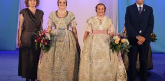 Ana Barberà Palop y Alicia Moreno Jiménez en el acto de elección como Falleres Majors de Torrent 2025