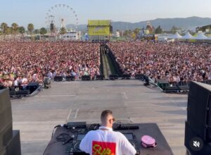 DJ Fercho Energy actuando frente a una multitud en un festival