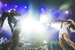 Actuación en la Gran Fira de València con artistas en el escenario