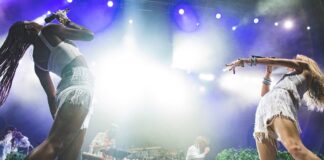 Actuación en la Gran Fira de València con artistas en el escenario