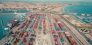 Vista aérea del puerto de Valencia con contenedores y mar