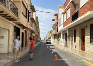 Dos hombres en una calle de Rafelbunyol con conos de tráfico