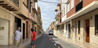 Dos hombres en una calle de Rafelbunyol con conos de tráfico