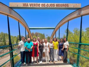 Grupo de personas en la inauguración de la Vía Verde de Ojos Negros
